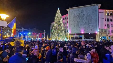 Târgu Jiu: A fost pornit iluminatul festiv și inaugurat Parcul „Tudor 